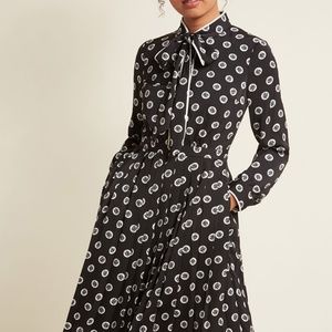 Pleated Shirt Dress with Tie Neck and Pockets in L
